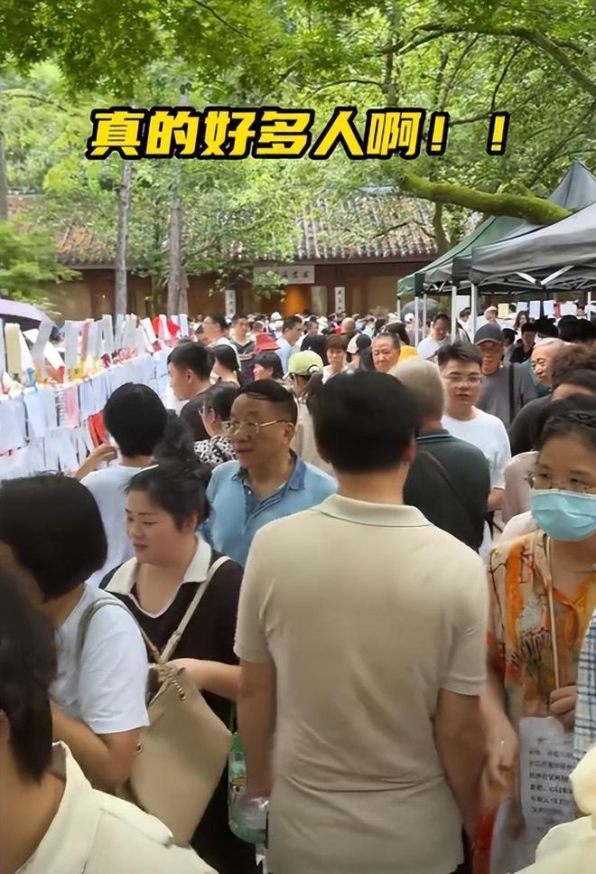 明星相亲有多傲慢？44岁女演员在相亲角问大妈能不能“不生娃”(图5)