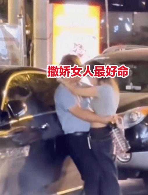 相亲现场太现实必赢！女子开始冷漠看到豪车后态度大变亲吻包工头(图3)