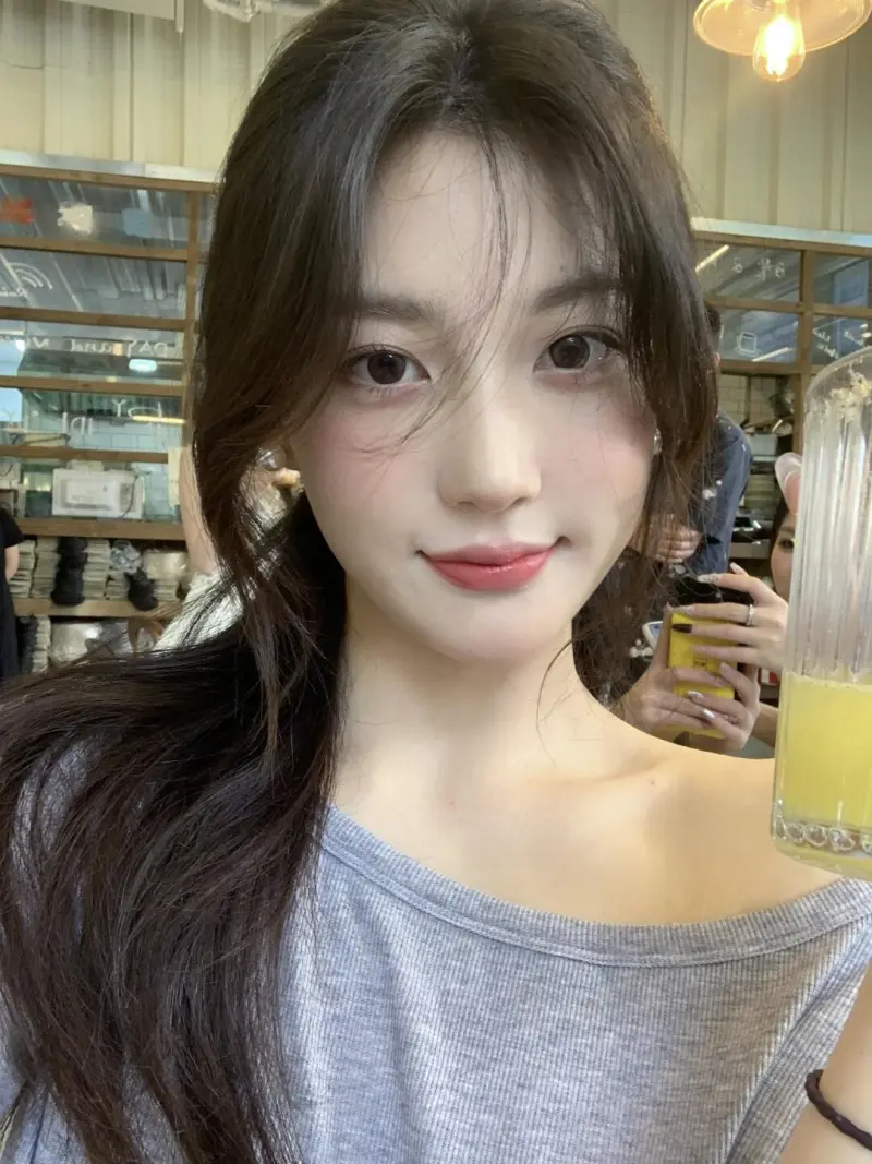 本人女发现相亲对象手机里有小还是明星的应该放弃相处吗？(图1)