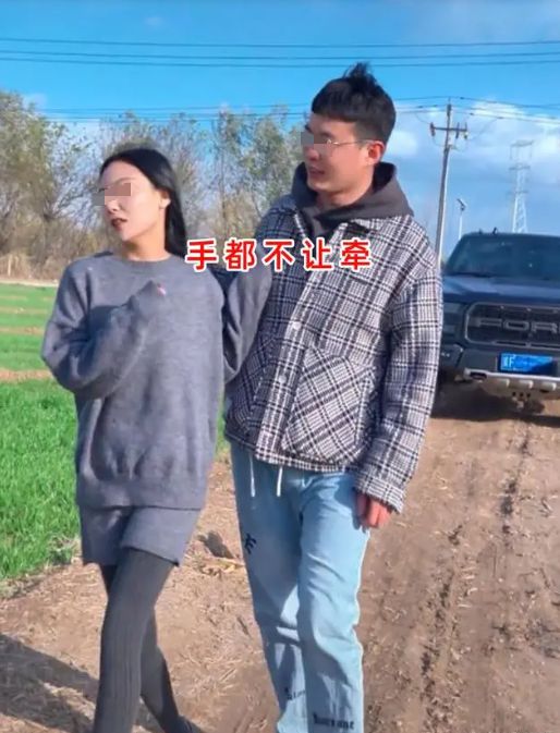 28岁女子相亲1月花了小伙6000手都不让牵小伙：不嫁拉倒(图3)