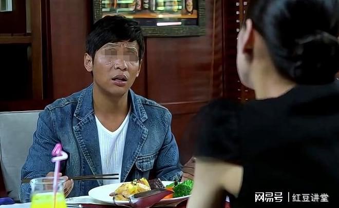 男子相亲女子嫌弃他月薪不到2万吃饭时一个意外让女子当场后悔(图3)