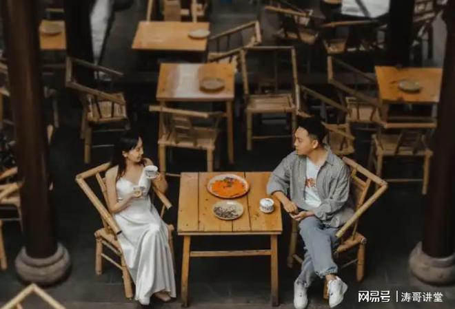85年我从家里偷了200给同桌10年后我去城里相亲被她父亲拦住(图1)