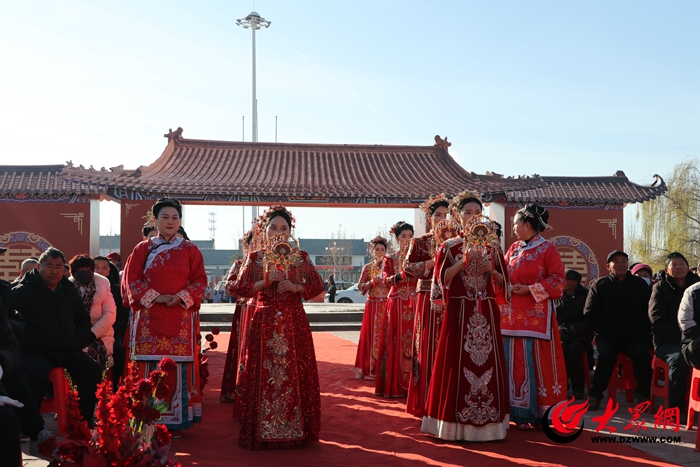 东明县菜园集镇举办“缘起大河之畔·传承华夏文明”2024年新时代文明实践集体婚礼暨相亲大会活动_东明_大众网(图2)