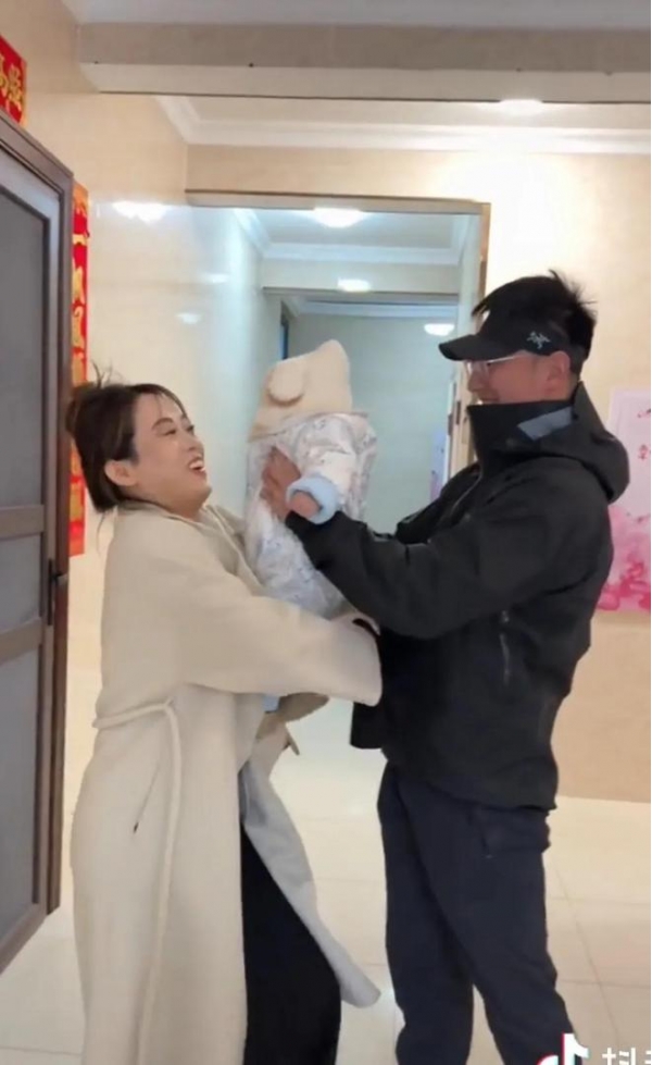 女子偶遇两年前相亲对象对方抱着孩子女子：孩子都这么大了？(图2)