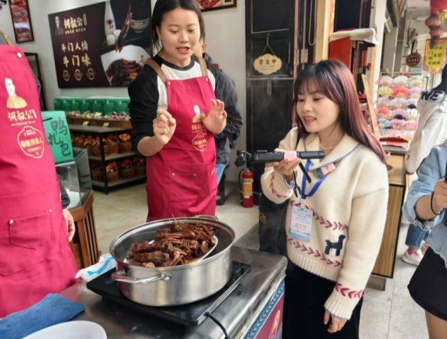 必赢国际【2024打卡中国】多元融合双向奔赴外国网红探索世界级湾区发展密码(图2)