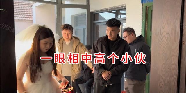 33岁女子穿婚纱和4小伙相亲相中就领证网友:急不可耐啊(图3)