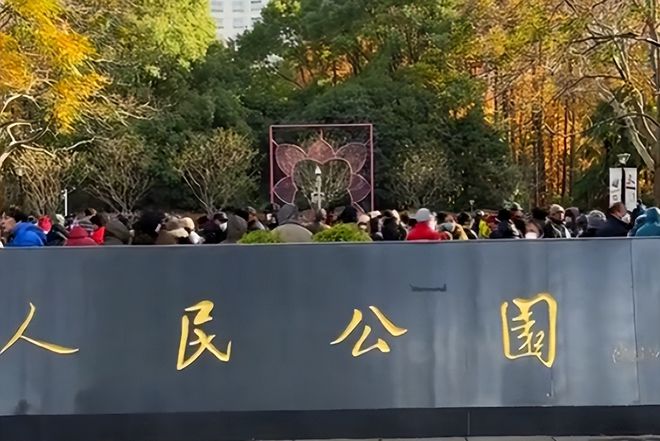 上海相亲角现状：白菜烂在地里猪饿死在猪圈。网友：这可咋整？(图4)