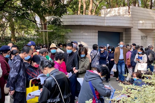 上海相亲角现状：白菜烂在地里猪饿死在猪圈。网友：这可咋整？(图5)