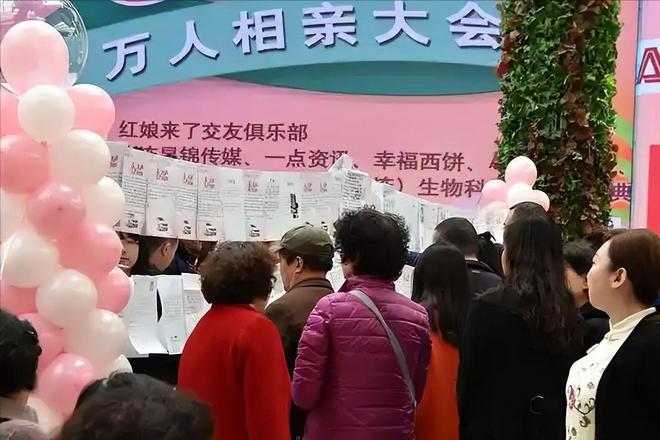 上海相亲角现状：白菜烂在地里猪饿死在猪圈。网友：这可咋整？(图14)