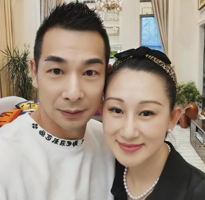 相亲嫁给功夫巨星背16万名牌包生下三胎的张丹露才是人生赢家(图2)