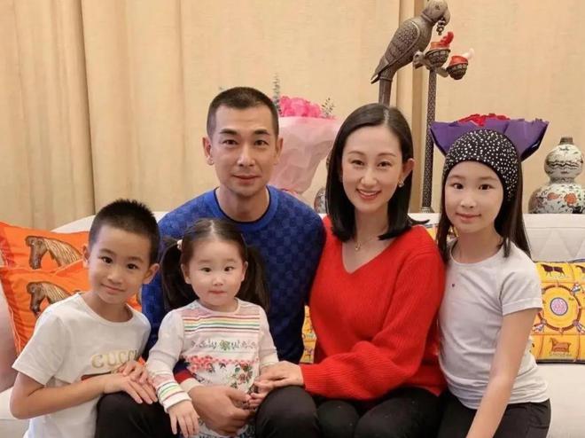 相亲嫁给功夫巨星背16万名牌包生下三胎的张丹露才是人生赢家(图4)