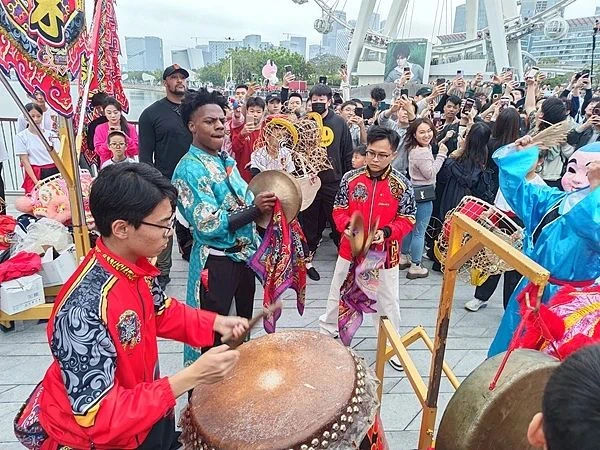 千笔楼｜不戴滤镜看中国何以成“甲亢哥”的流量密码？(图6)