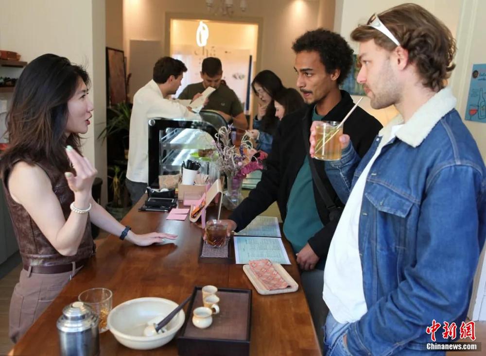 东西问丨比利时茶文化专家：我眼中的“茶世界”(图2)