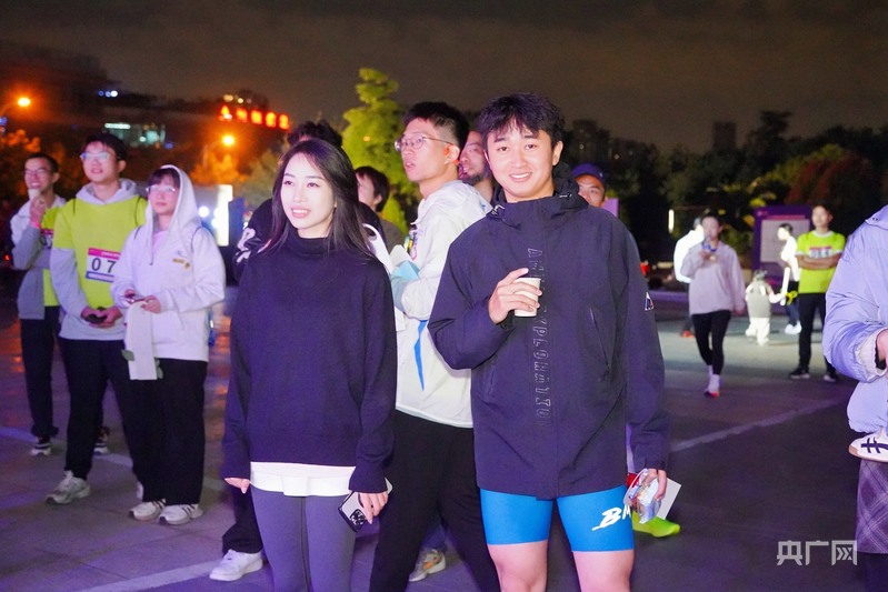 妇联举办荧光夜跑活动青年男女开启浪漫奔跑(图2)