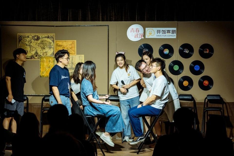 百余Bwin必赢名年轻人组队“勇闯”武汉中山公园相亲角(图3)