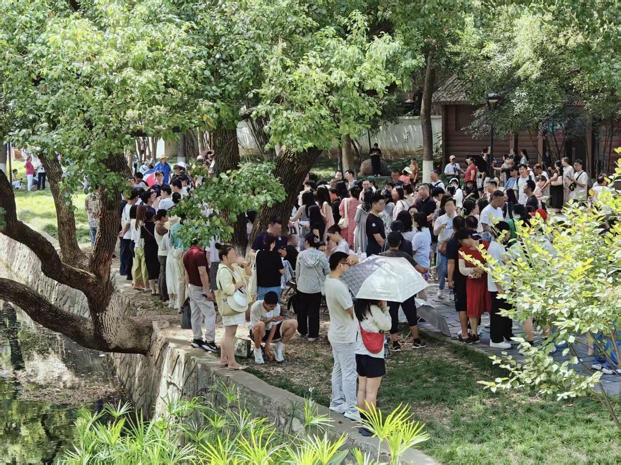 百余Bwin必赢名年轻人组队“勇闯”武汉中山公园相亲角(图1)