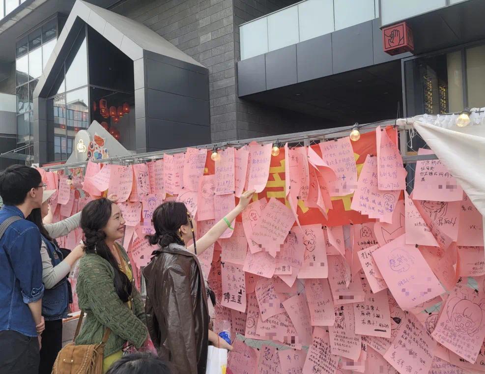 百余Bwin必赢名年轻人组队“勇闯”武汉中山公园相亲角(图4)