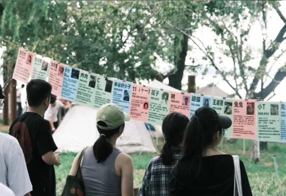 百余Bwin必赢名年轻人组队“勇闯”武汉中山公园相亲角(图5)