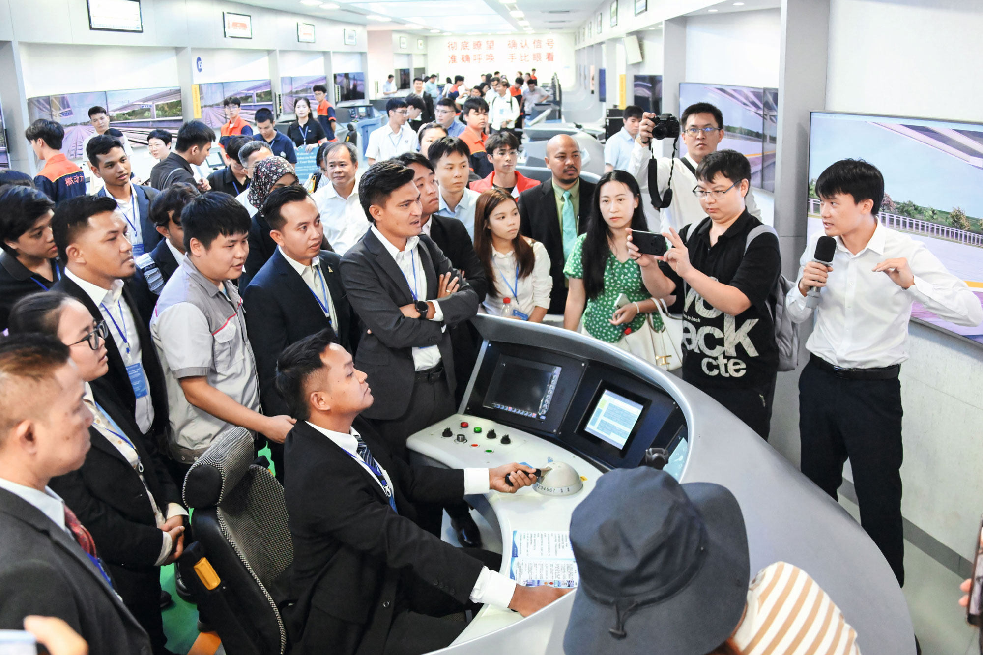 2025年9期|面向东盟数智赋能——为建设具有全球影响力的重要教育中心贡献广西力量(图1)