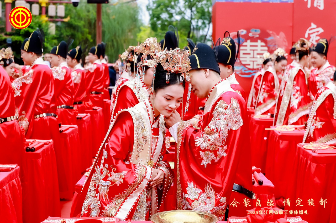 必赢国际江西省第四届职工集体婚礼在浔举办85对新人喜结连理(图2)