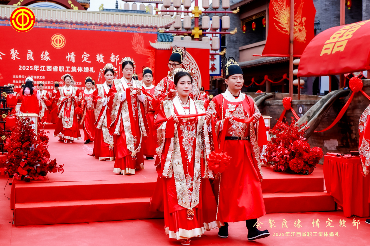 必赢国际江西省第四届职工集体婚礼在浔举办85对新人喜结连理(图3)