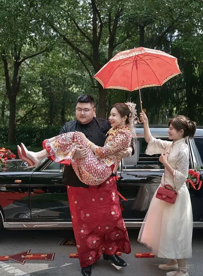 猴哥前妻何钰欣相亲！从现象级婚礼到相亲撕开3亿人的婚姻真相(图2)