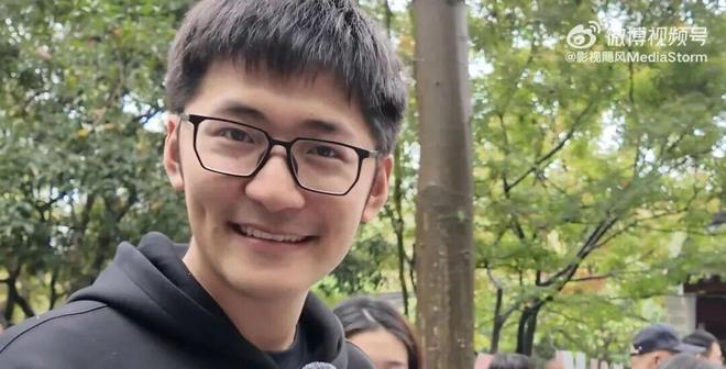 影视飓风CEO现身相亲角被吐槽学历低还离异网友:反向凡尔赛!(图1)