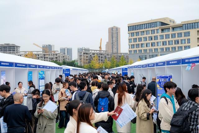 成都“相亲角”升级了？这次大学必赢生憋不住了(图2)