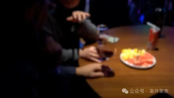 “花钱买聊我乐意！”71岁上海爷叔网恋“清纯美女”被骗30万元！被持刀勒索后仍觉值(图4)