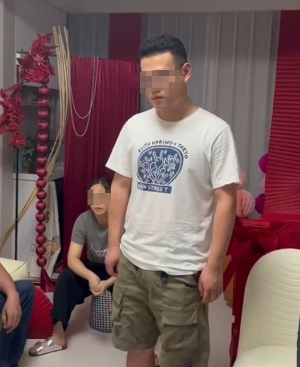 浙江小伙一必赢男娶两女还在同一酒店结婚2女超高颜值对比男方条件还有天理吗(图1)