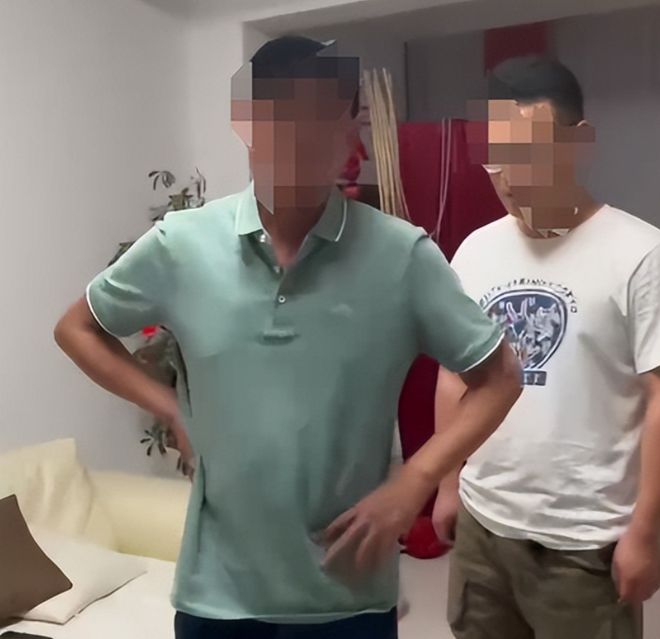 浙江小伙一必赢男娶两女还在同一酒店结婚2女超高颜值对比男方条件还有天理吗(图8)