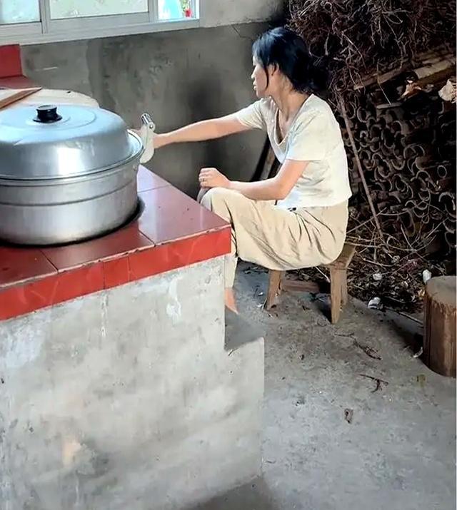 必赢江西30岁男子去相亲女生一直烧火不说话网友：感觉没戏(图2)