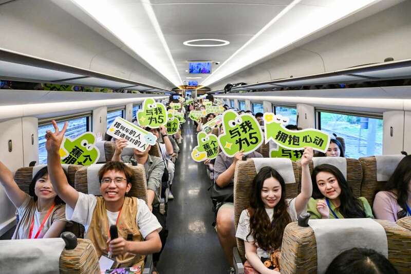 成都“幸福列车”活动促成的爱情故事:一年相恋终成眷属(图2)