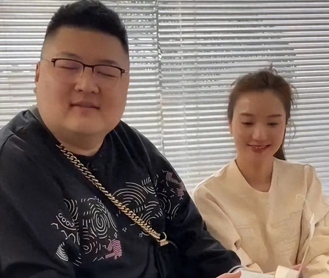 流量喂不饱婚姻网红猴哥的体面被前妻何钰欣一条官宣撕得粉碎(图1)