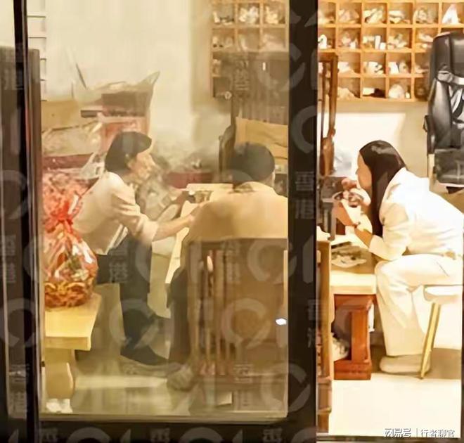 Bwin必赢冬至撞见女友陪老公吃饭!李龙基才知当三14年拒道歉还敢恋嫩妹(图4)