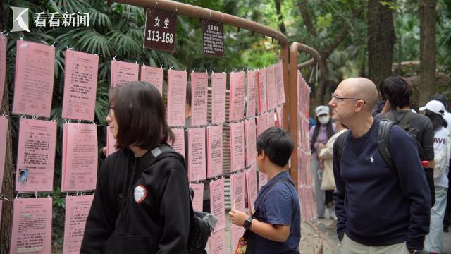 必赢国际火出圈！成都人民公园相亲角被老外包围了(图2)