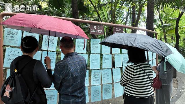 必赢国际火出圈！成都人民公园相亲角被老外包围了(图4)
